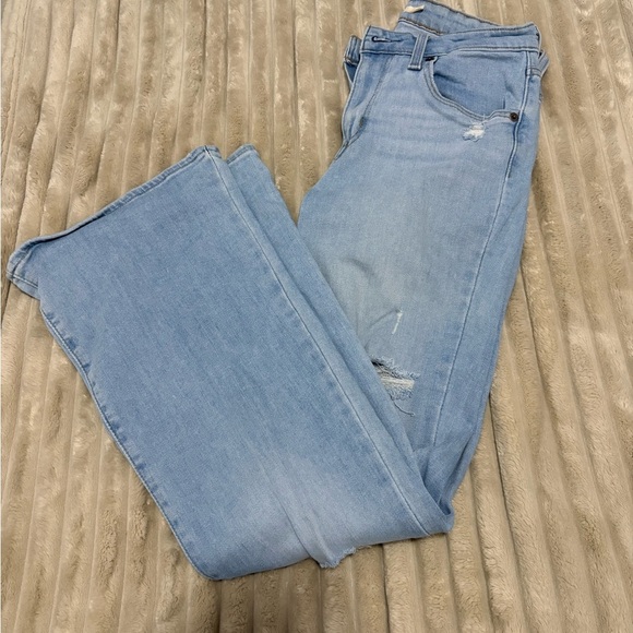 726 Levi’s women’s flare light blue distressed jeans - Picture 3 of 5